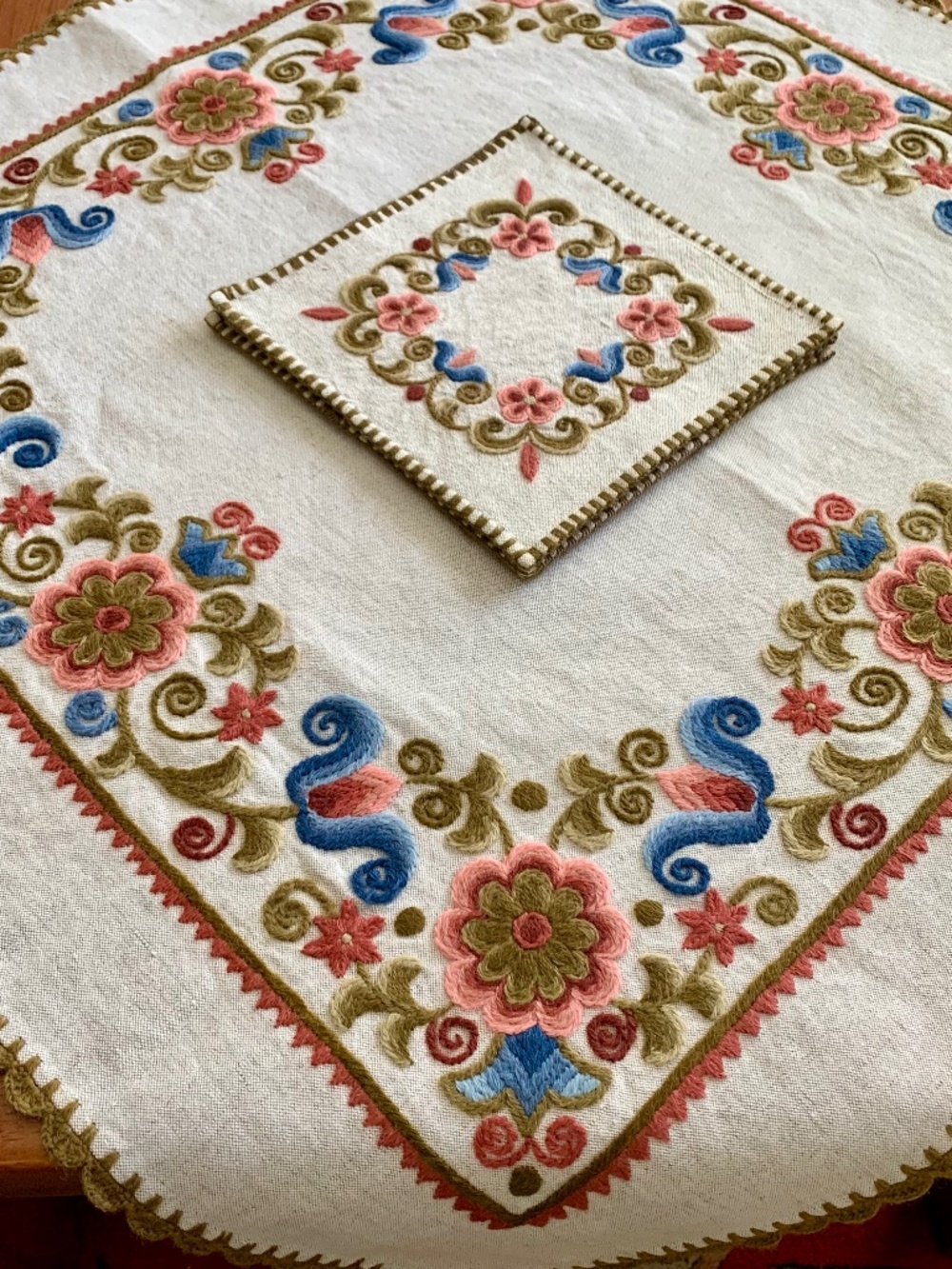 Vintage  Hand Embroidered Floral Linen Tablecloth Coaster 5 Pc Set